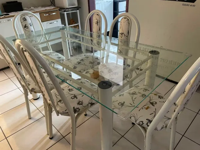 Mesa com 6 cadeiras