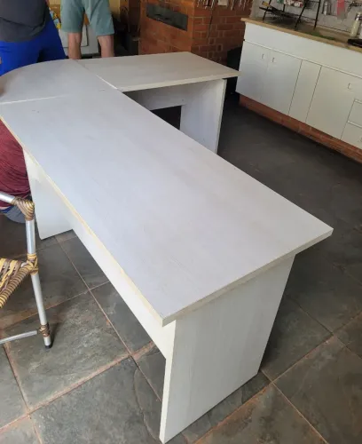 Oportunidade mesa ARTESANO em L,  Mede 1,90 X 0,90X 0,75. 