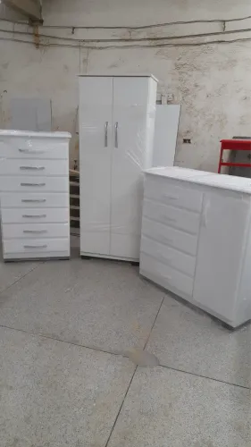 Móveis novos com preços variáveis.