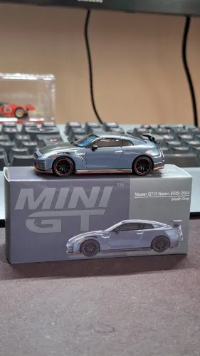 Mini GT Nissan GT-R Nismo R35