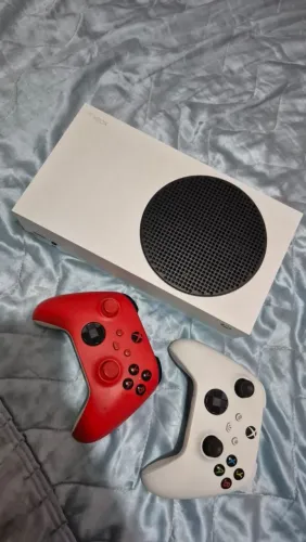 Xbox séries s Semi novo com 2 controles original e possuindo caixa .