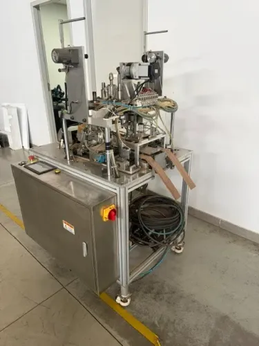 MÁQUINA AUTOMÁTICA PARA COLOCAÇÃO DE ELÁSTICOS EM MÁSCARAS CIRÚRGICAS - 100/MIN - 220V
