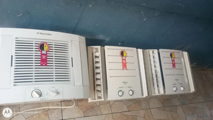 Vendo esses 3 ar condicionado 480 cada um tem um de 220v e 110v