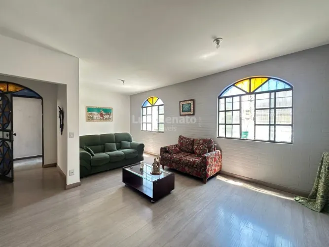 Casa para locação, 4 quartos com 1 suíte, 314m² de área no Cidade Nova/Horto