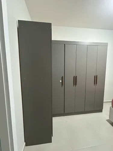 Vendo guarda-roupa casal 7 portas em L e mesa de cabeceira - motivo mudança 