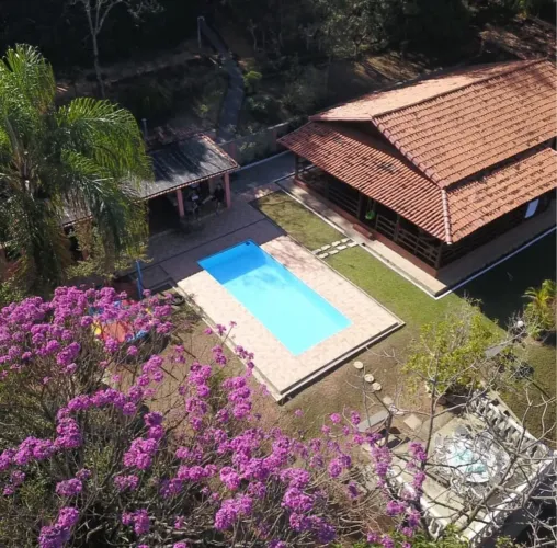 Sítio em Condomínio Fechado a 40 min do CEASA | Piscina e Casa com Suíte