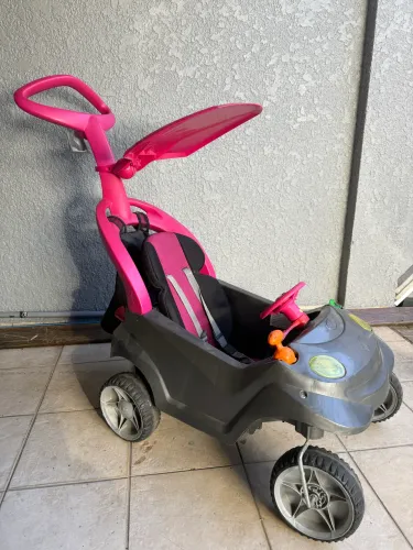 Carro bandeirantes rosa