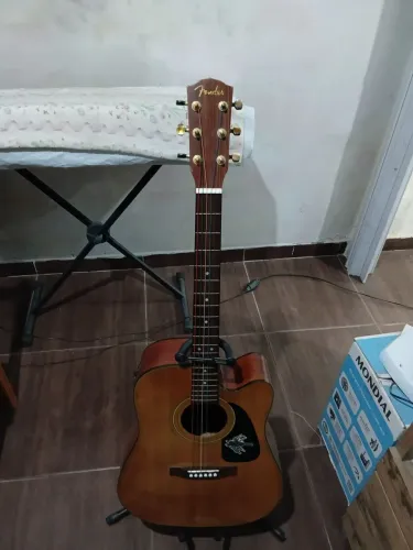 Vende-se violão fender
