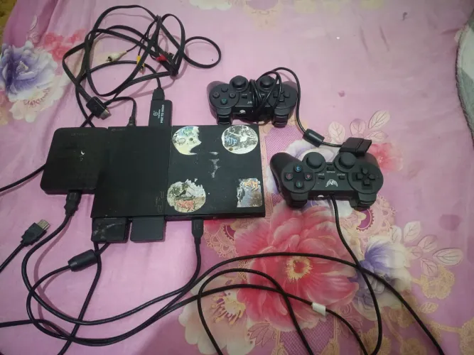 Vendo PS2 completo com jogos, dois controles é adaptador de HDM, com HD de um terá.