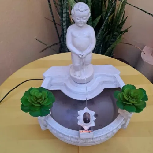 Fonte Decorativa de Cerâmica com Menino - Iluminada - Funcionando - 110 V