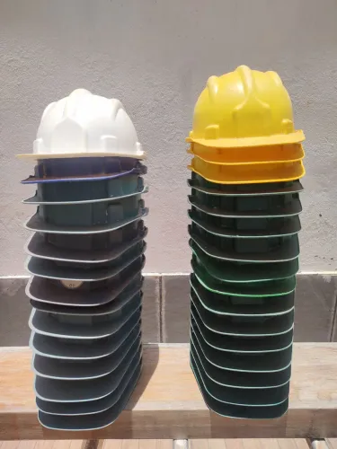 30 capacetes para obra (EPI)