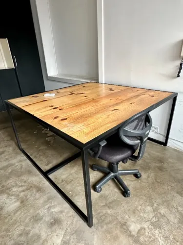 Mesa design industrial, em madeira Pinus e base de metal, marca Wood Coffee. 144 x 144 cm.
