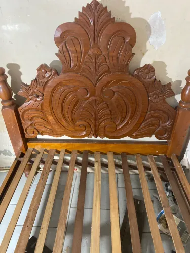 Cama de Casal em Madeira Maciça Entalhada à Mão