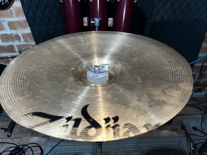China 14 da Zildjian linha ZHT ( China retificado era um de 16)