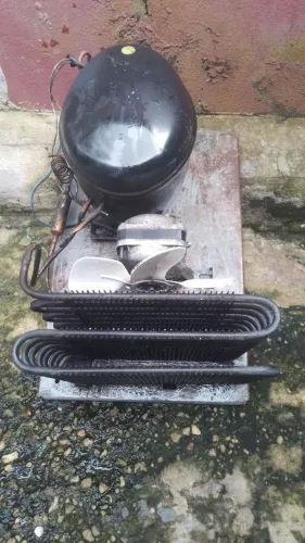 Vendendo um motor de frizer com a base completa,