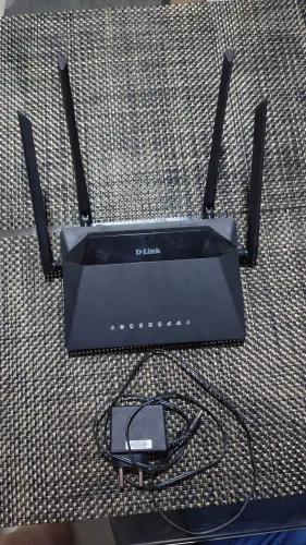 roteador Wi-Fi da D-Link, com 4 antenas externas, acompanhado da fonte de alimentação.