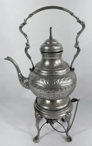 Antigo Samovar com rechaud pernas e pés de patas bicho ornado com escamas e folhagens*