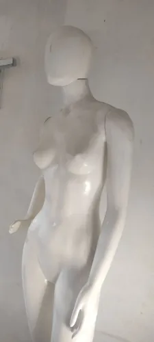 Vende-se manequim ele completo