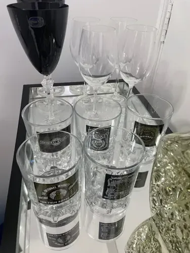 Bandeja com taças e copos