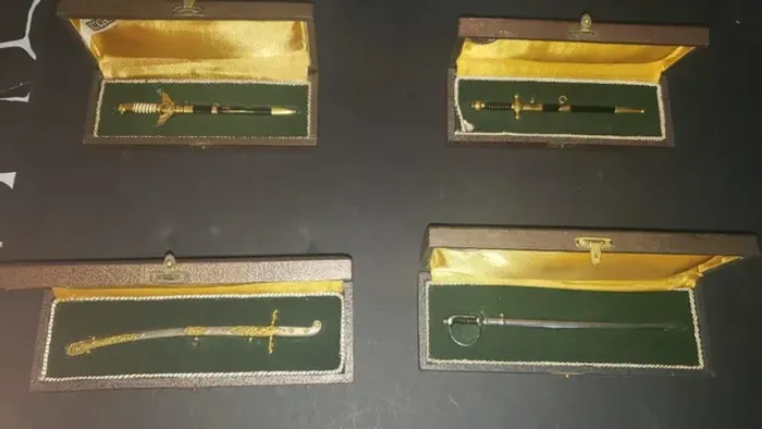 espadim( miniaturas) 4 peças
