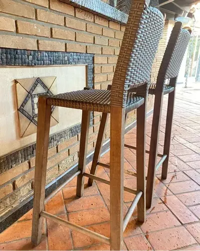 Par de banquetas altas em madeira e fibra sintética por 180,00