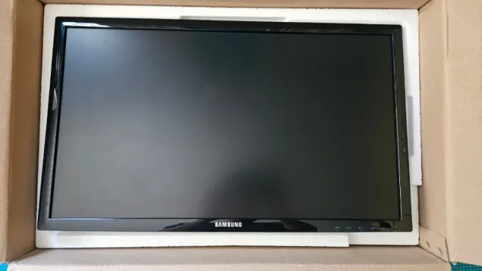 Monitor Samsung 24 Polegadas Full HD Com Caixa