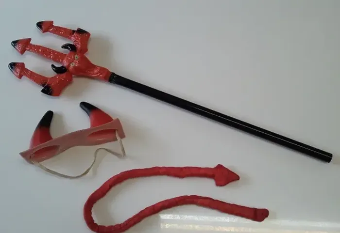 Kit de acessórios para fantasia de diabinho ou diabinha.
