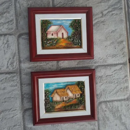 2 quadros antigos pequenos em  resina representando casas