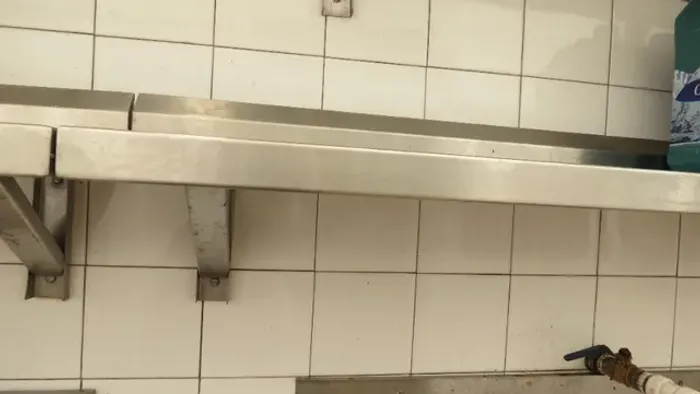Prateleiras grandes em aço inox 304 com anteparo e suporte tipo mão francesa