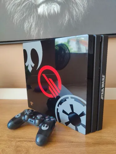 PS4 RARO DESBLOQUEADO 2 TB DE HD. PRO STAR WARS 9.0 COM 2 CONTROLES DA SÉRIE.