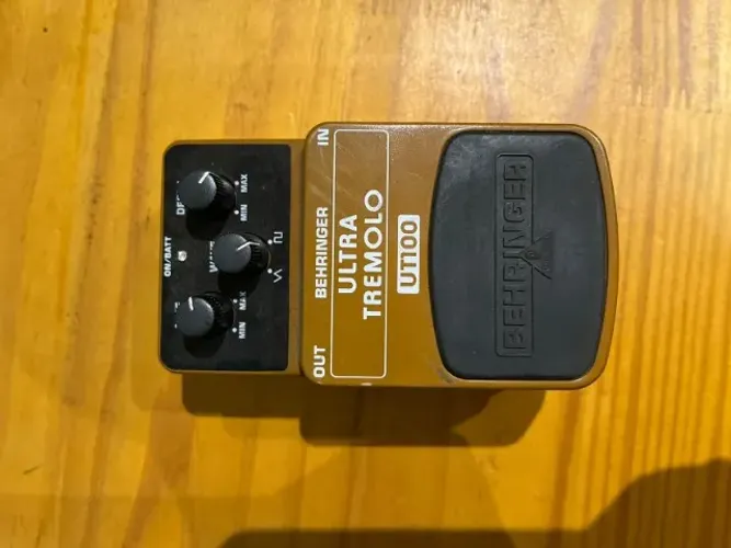 Pedal de tremolo clássico Behringer Ut100 Ultra Tremolo - Marrom BLACK FRIDAY