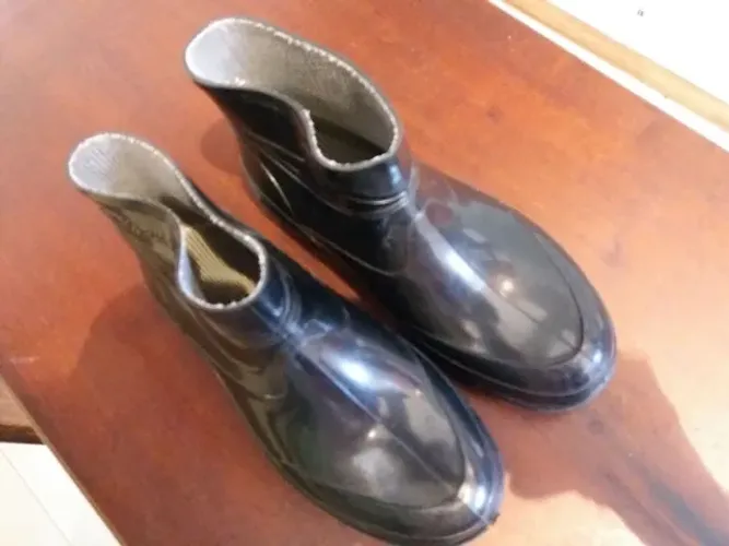 Bota Preta de plástico cano curto