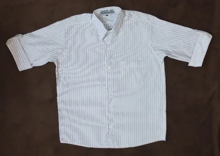 Camisa social listrada masculina manga curta