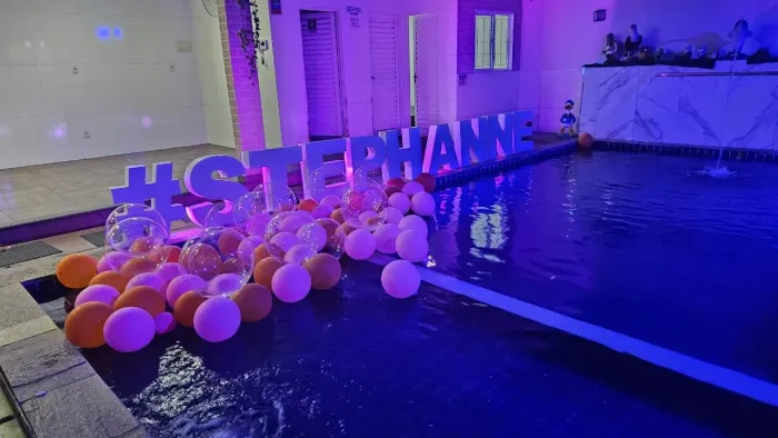 Decoração festa piscina - Balões e iluminação
