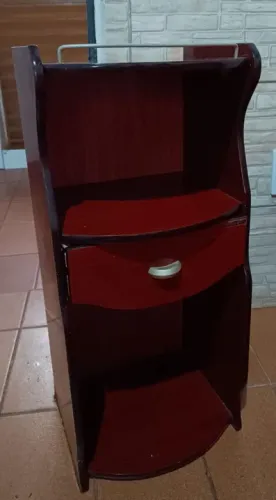 Mesinha de apoio em madeira com gavetas