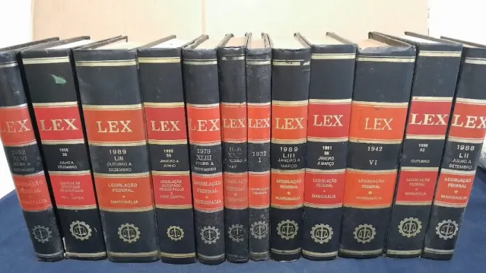 LOTE COM 12 LIVROS LEX CAPAS DURAS DIREITO PARA DECORAÇÃO
