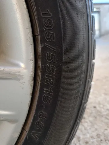Par de pneus para carro 195/55-15 estão seminovos 95% de borracha.