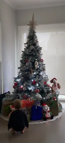 Árvore de Natal nevada completa com todos os enfeites 