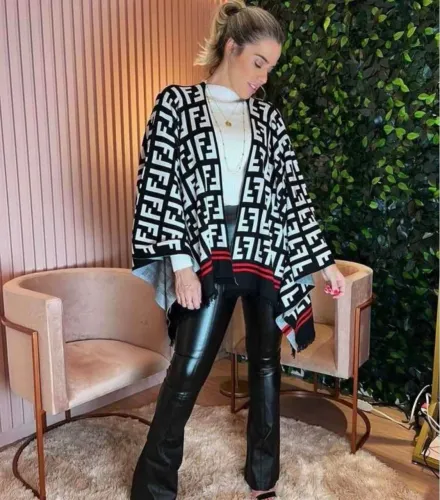 casaco poncho logo fendi inspired preto e branco detalhe vermelho e franjas