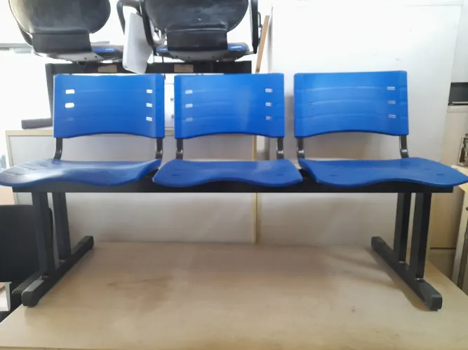 Cadeira esperar 3 lugares na cor azul- em perfeito estado 