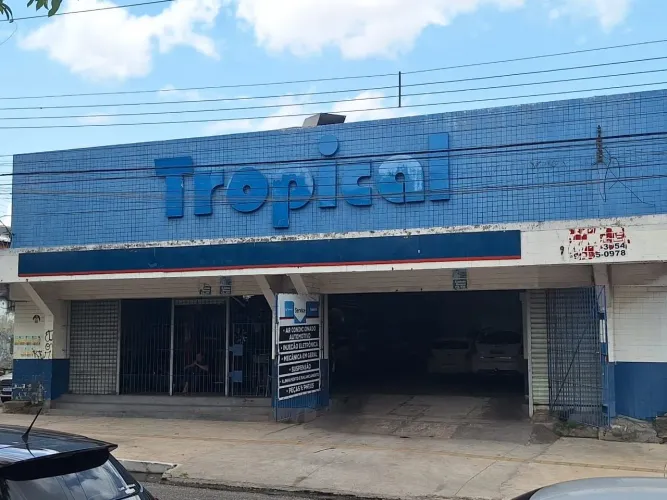 TERRENÃO COM GALPÃO.