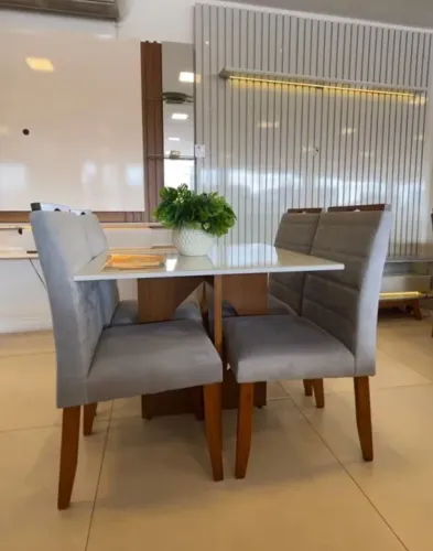 Mesa de Jantar com Tampo de Vidro+ 4 cadeiras em Madeira Maciça- Produto Novo