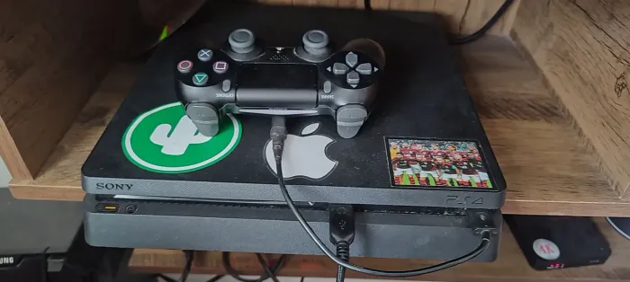 Ps4 em ótimo estado, com controle  original e cabos