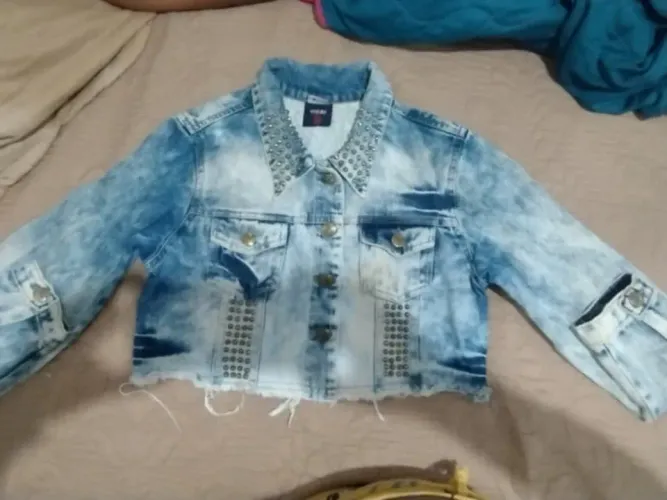 Jaqueta Jeans com Detalhes em Strass Tam. G
