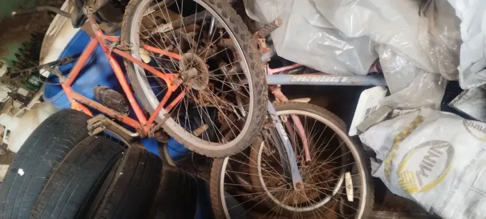 Bicicletas para uso ou reaproveitamento de peças