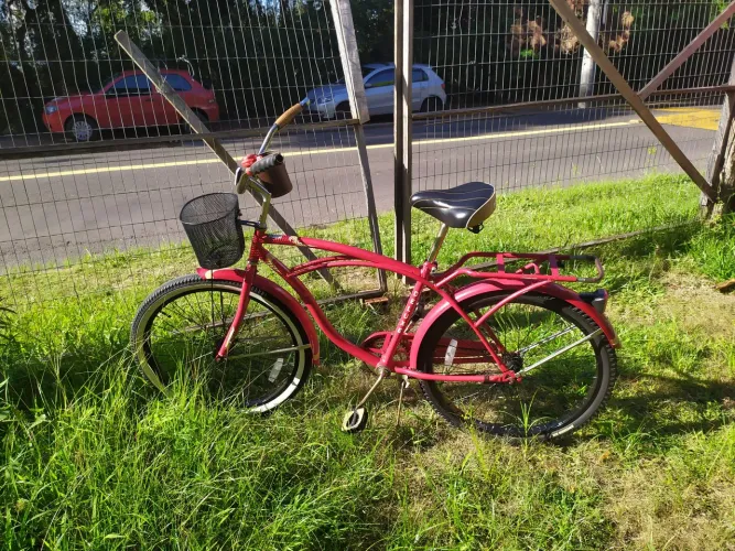 Bicicleta vermelha com cesta