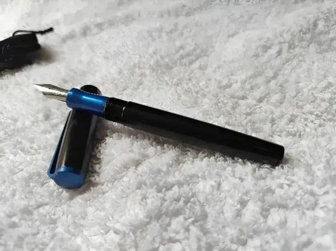 Caneta Tinteiro Karas Decograph - Corpo Em Alumínio Preta Tinteiro