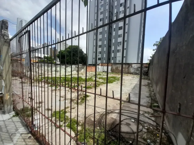 Terreno alto seco, limpo, medindo 15 X 25mts. Tv 09 de Janeiro (entre Pariquis e caripunas