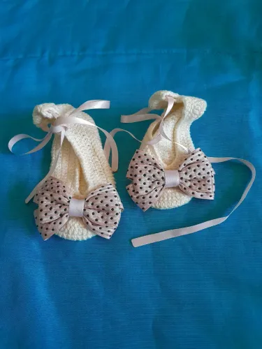 Sapatilha de crochê com laço