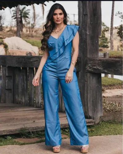 Macacão Jeans Azul com Decote Assimetrico